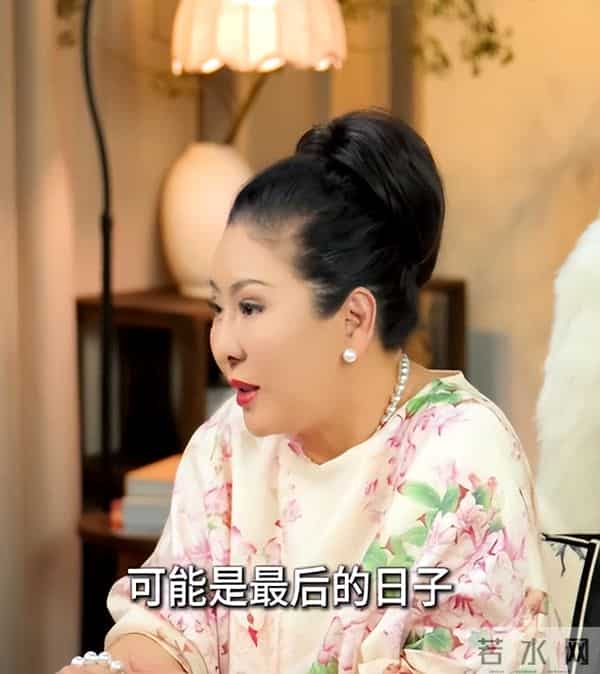 郭碧婷在家自拍曝光内景！面积小装修简单显拥挤，41岁长不少白发