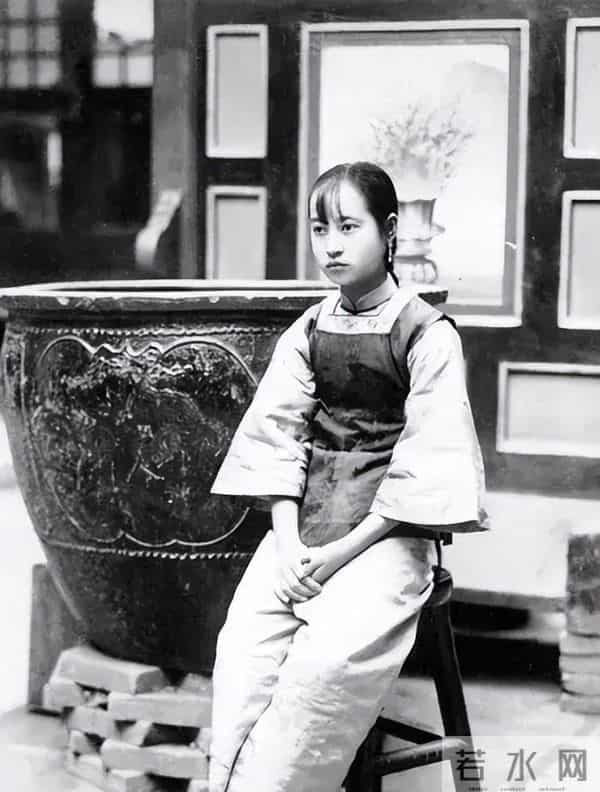 罕见真实老照片露胸的西藏女奴当众给孩子喂奶，走路妖娆的女人