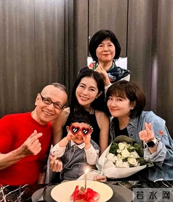 Selina任家萱,携2岁儿子为妹庆生!老公从不参加家庭聚会