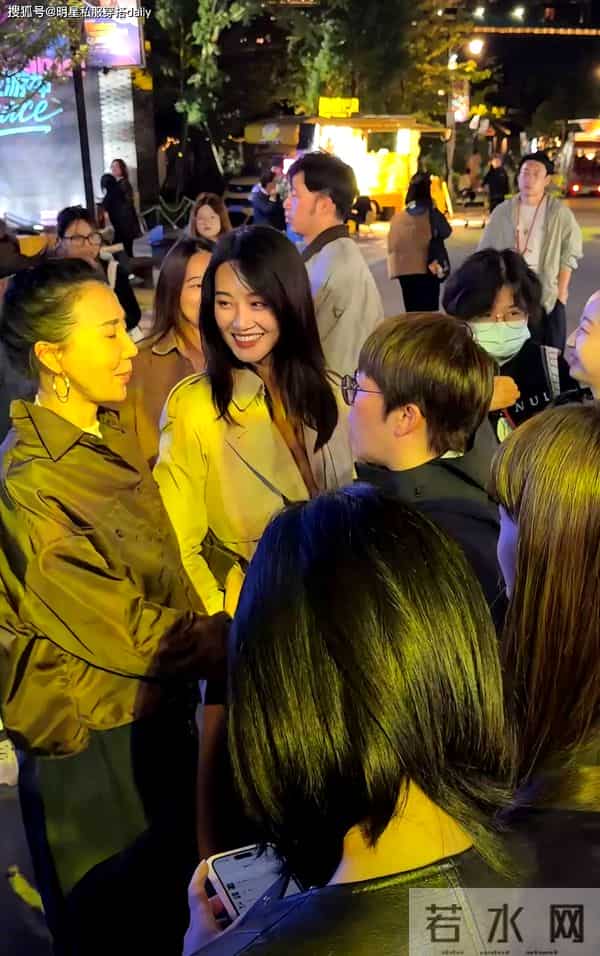 34岁蓝盈莹同框44岁阿朵,温柔婉约VS成熟个性,两人都非常惊艳