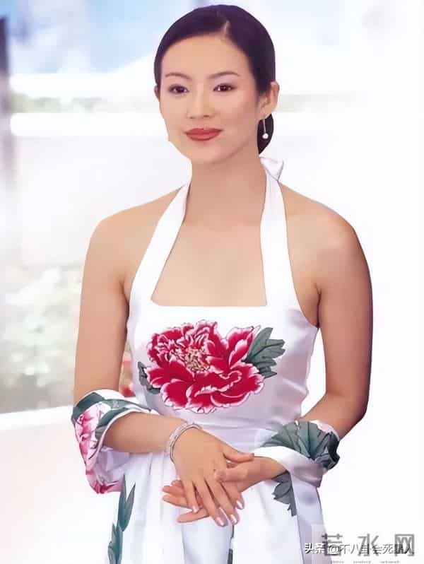 雷人肚兜、辣眼透视装?女星早年奇葩红毯,美貌成“灾难”