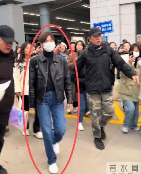 机场偶遇李宇春，穿土黄色棉袄平底鞋，被路人冲撞后眼神凌厉