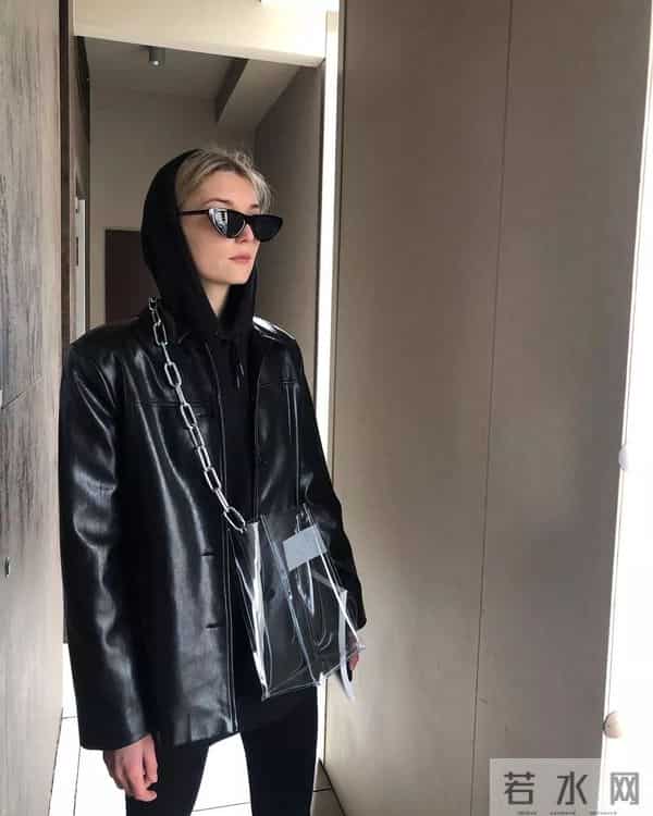 让她们美出天际的包包，居然赢在一根“条”上？