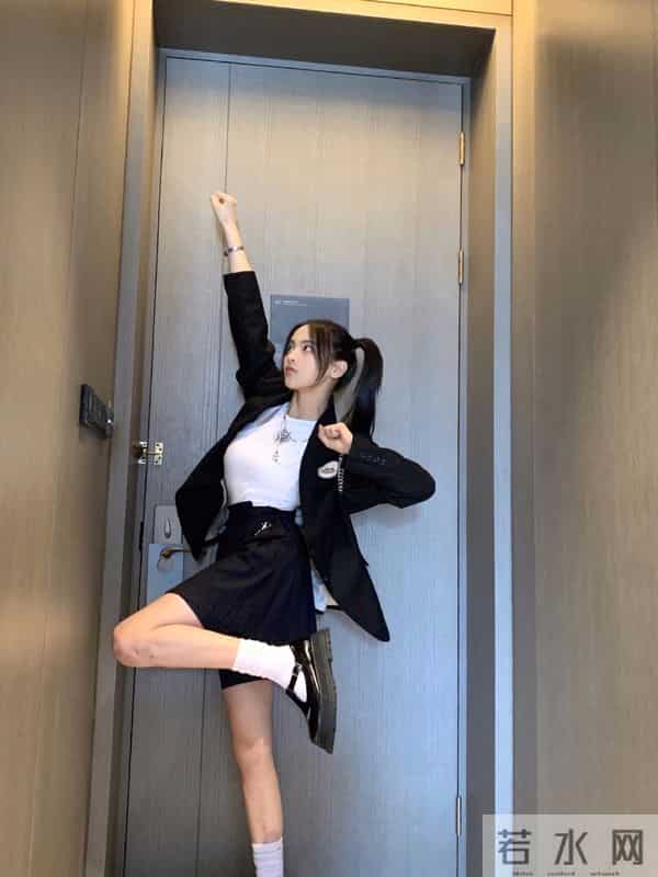 杨超越自曝真实体重 得意喊话好姐妹杨晗来比拼