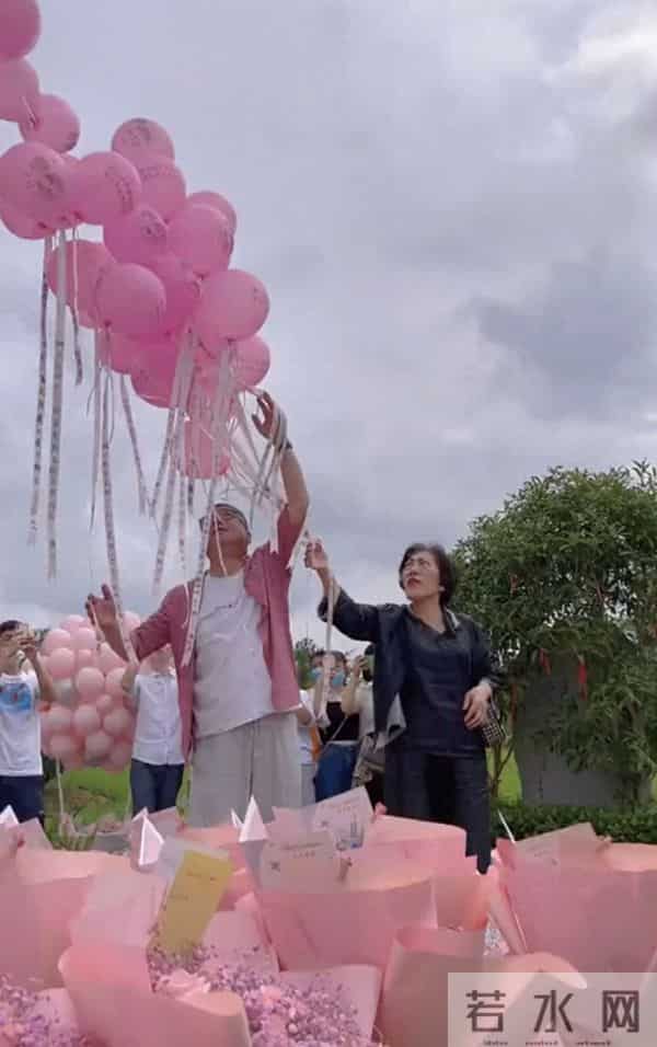 乔任梁迎34岁冥诞,父母放飞气球为其庆生,现场浪漫却惹人落泪