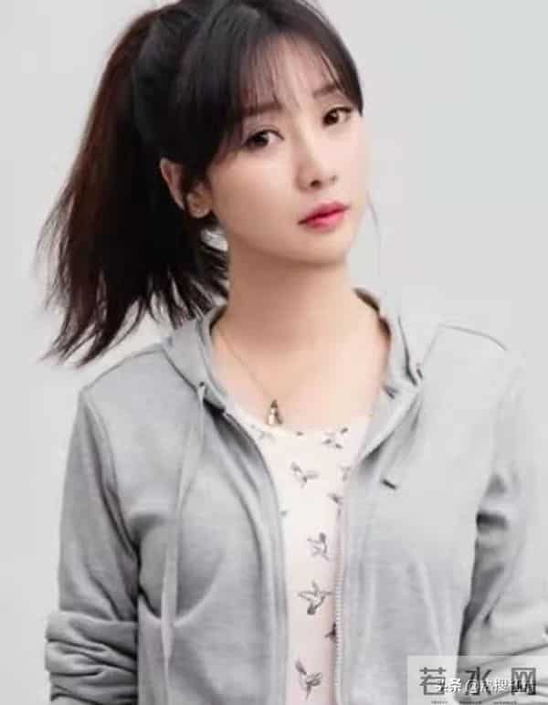 柳岩和男友在睡懒觉,突然门被打开,男友妈妈要教柳岩做辣椒炒肉