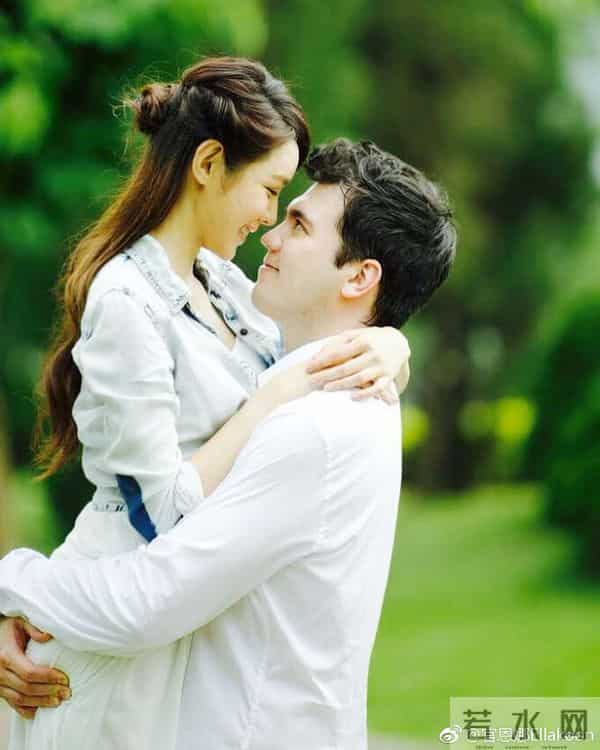 43岁TVB前女星晒旅游照！大秀事业线和美腿，曾患面瘫吃饭都困难