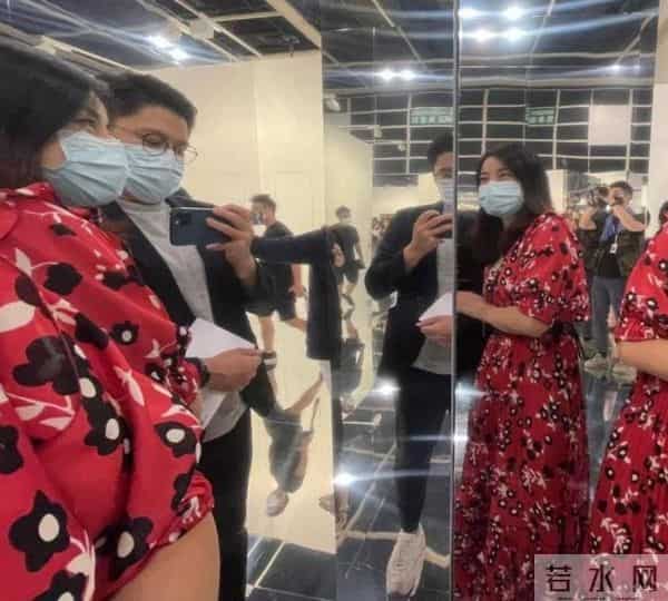 霍启刚郭晶晶逛画展大秀恩爱,腹部微凸疑怀第4胎,结婚8年生3子