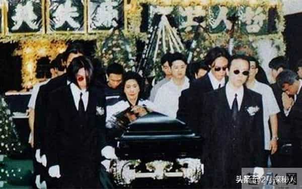 裸身草丛，高台坠落，这7位明星的离世都在告诉我们要珍惜当下