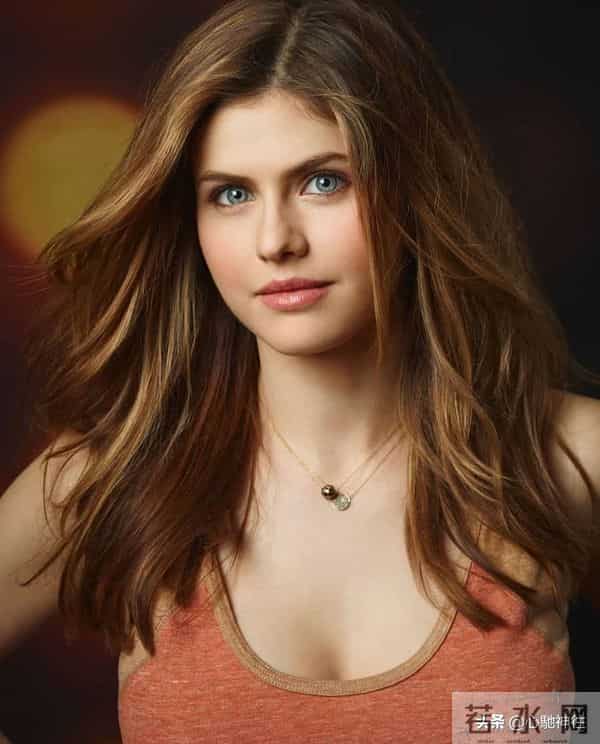 她能一眼望穿你灵魂深处,任何穿搭在她身材和眼神面前都黯然失色