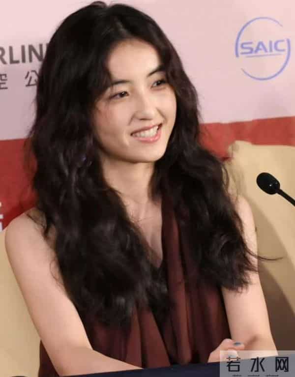 有一种“尴尬”叫张子枫玩性感，身材平平无奇，却偏要露点什么