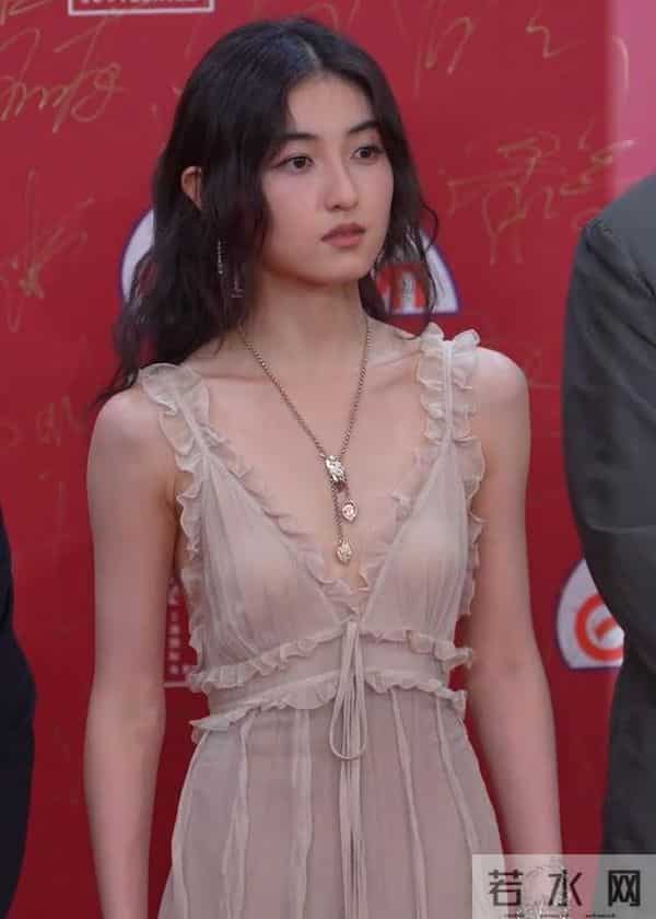 有一种“尴尬”叫张子枫玩性感，身材平平无奇，却偏要露点什么