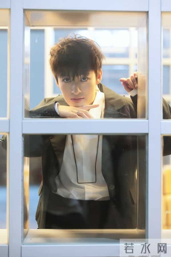 她因绵羊音在争议声中出道，称从不看现在的选秀，更不在意骂声