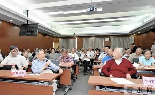 何祚庥夫妇很直白：不相信杨振宁有上亿财产，做理论物理没多少钱