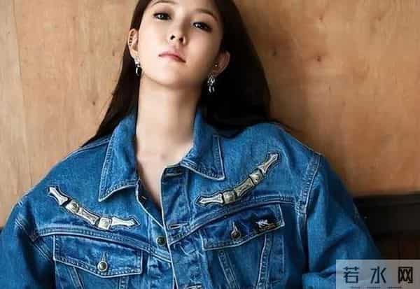 宝儿被一个男人在直播中播放淫秽视频吓到了，慌了