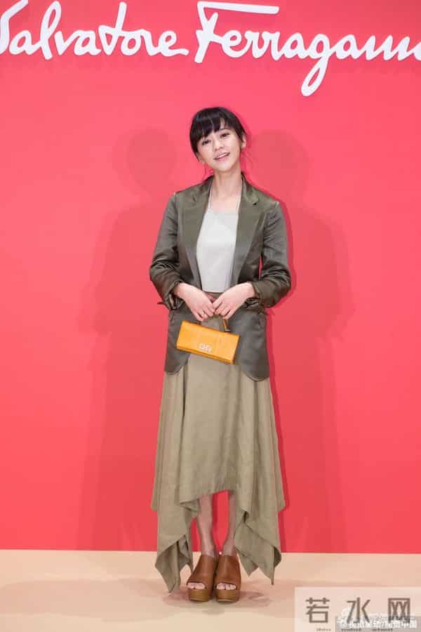 陈意涵生产后首亮相 穿吊带衫身材纤细