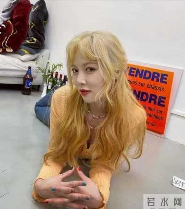 泫雅，露出肚脐，张开双臂摆姿势…满身酒瓶的"视线"