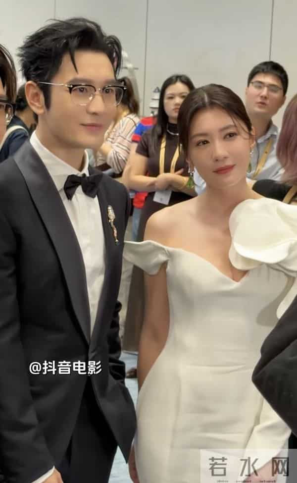 金鸡这一天，素颜一脸褶子的邓超，秒了内娱一堆涂脂抹粉的小鲜肉