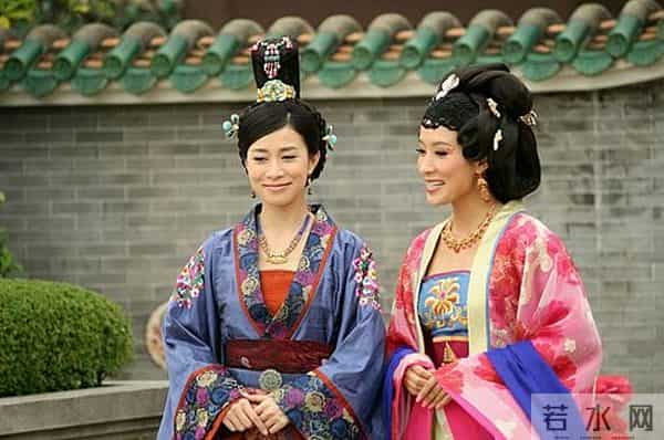 《宫心计》花絮曝光,陈豪自己补妆,杨怡戏服下的破洞牛仔裤亮了