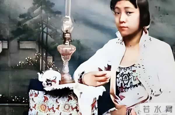 罕见真实老照片露胸的西藏女奴当众给孩子喂奶，走路妖娆的女人