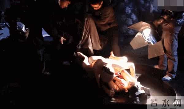 难怪电视里只有上半身,镜头下移后,是不能看的尴尬全景