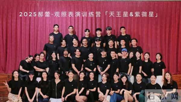 恋情曝光24小时，胡彦斌带易梦玲观海吃饭，两人各看手机不受影响