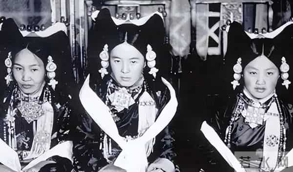 罕见真实老照片露胸的西藏女奴当众给孩子喂奶，走路妖娆的女人