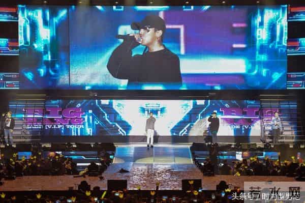 超惊险！BIGBANG大声开唱玩掉麦克风 胜利偷婊T.O.P