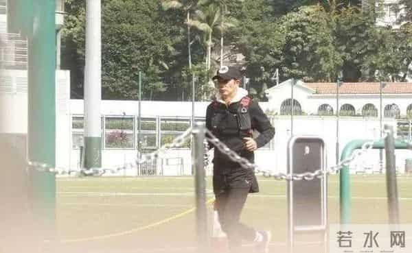 父亲被杀,被逼拍风月片,苦熬46年,任达华终成大佬