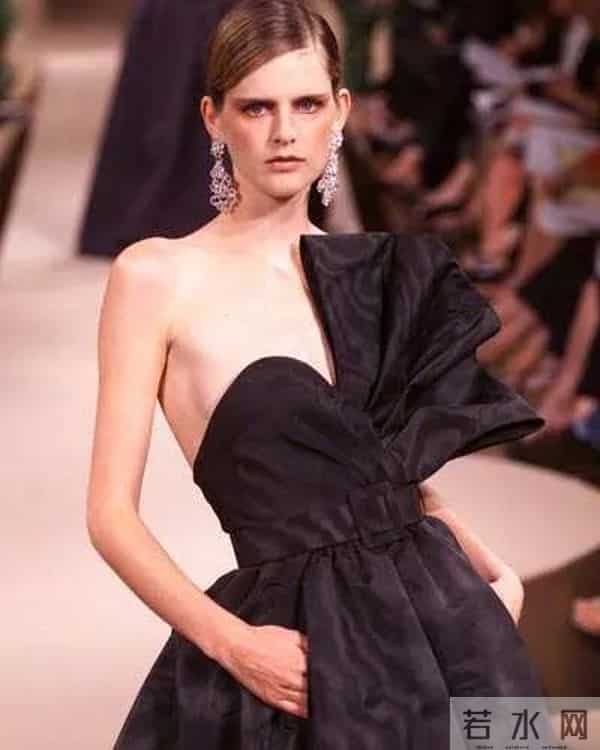 英国“贵族”超模突然离世!雌雄同体的美惊艳世人,曾是老佛爷挚爱…