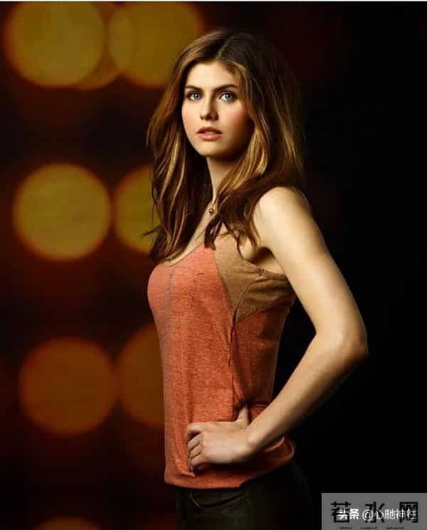 她能一眼望穿你灵魂深处,任何穿搭在她身材和眼神面前都黯然失色