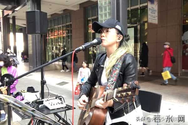 因《仙剑3》走红，变回女生打扮无人识，拖欠房租靠街头卖唱为生