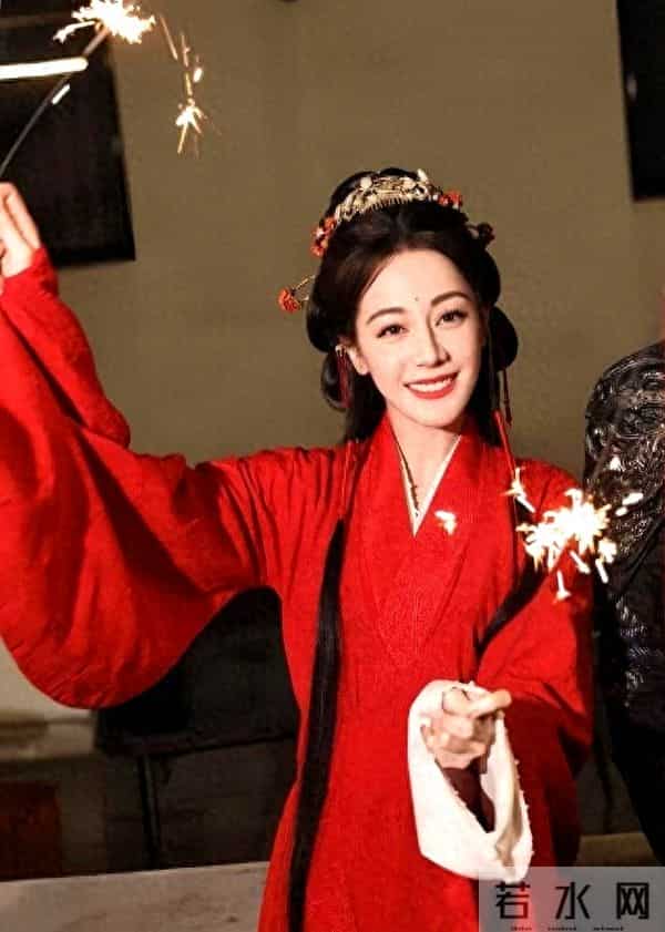 央视当众夸赞“好绝”，33岁迪丽热巴官宣好消息，杨幂说对了！