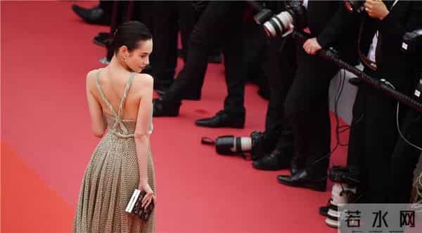 OMG - 把戛纳红毯走成田径比赛,她有真功夫