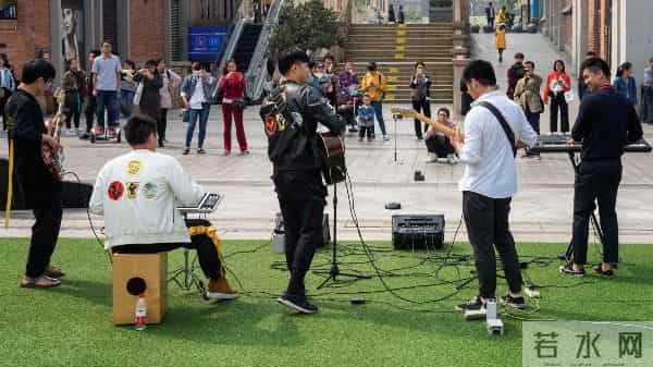 你每天都要乘坐的地铁，有支乐队唱出它背后的故事