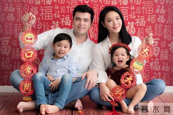 43岁TVB前女星晒旅游照！大秀事业线和美腿，曾患面瘫吃饭都困难