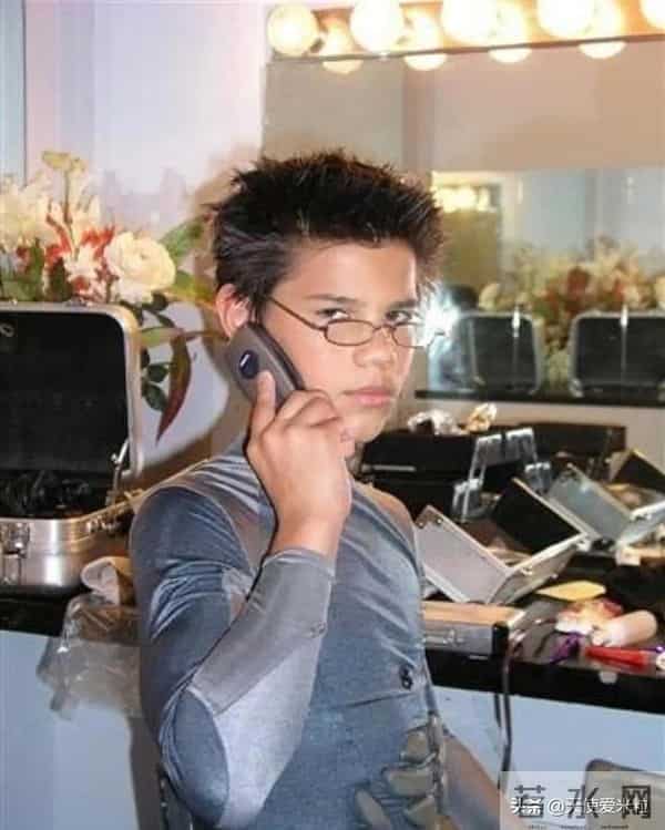 “狼人”泰勒·洛特纳低调订婚,《暮光之城》三主角如今怎样了?