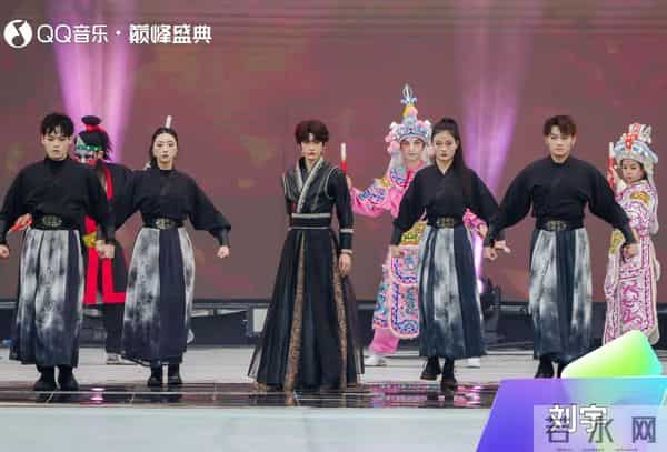 QQ音乐巅峰盛典广州开唱，王源获颁年度巅峰音乐人