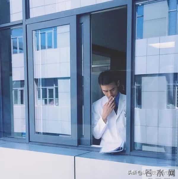 被拍到的明星抽烟大盘点！胡歌邓伦井柏然陈晓在列，还有倪萍！