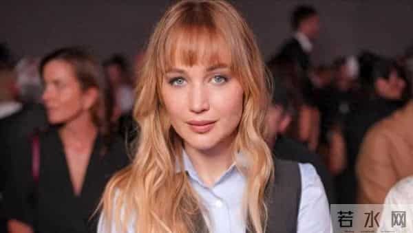 好莱坞性感女神：身材饱满诱惑撩人，艳照泄露后大胆真空逛街