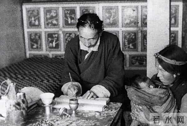 罕见真实老照片露胸的西藏女奴当众给孩子喂奶，走路妖娆的女人