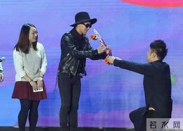 钦佩,周润发一生中四次下跪,每一次都跪得有理有据