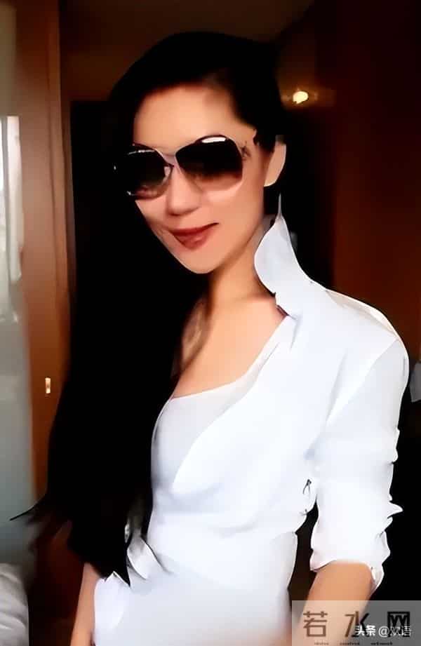 被谢贤养了12年，用青春换来2000万的Coco，已经走上了另一条道路