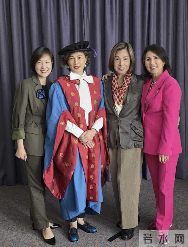 名媛赵式芝在英国博士毕业,女友与母亲现身罕见同框,赵世曾没来