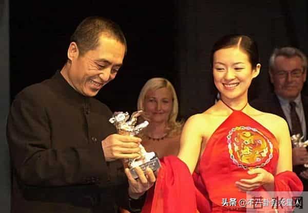 雷人肚兜、辣眼透视装?女星早年奇葩红毯,美貌成“灾难”