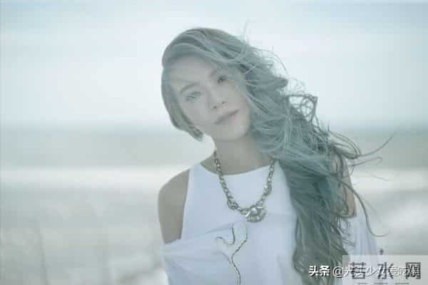 因《仙剑3》走红，变回女生打扮无人识，拖欠房租靠街头卖唱为生