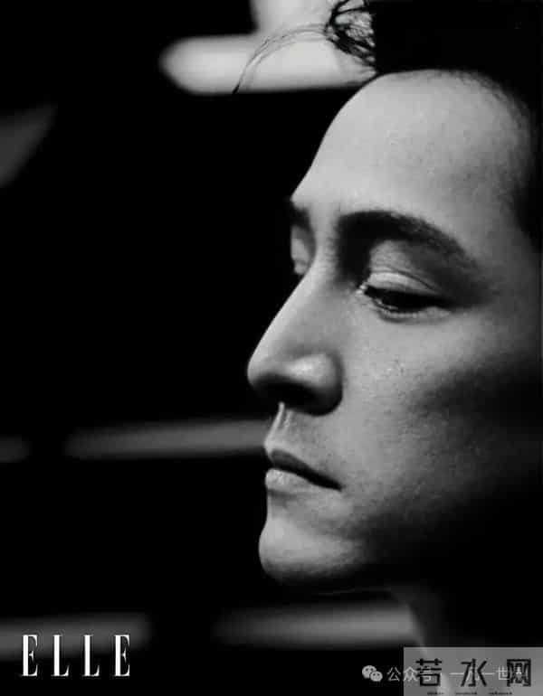 无需滤镜，也不见伤疤，43岁的胡歌依然是无数影迷心中的白衣少年