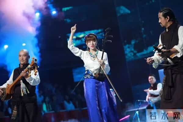 “小仙女”阿兰秀二胡唱藏歌,广东卫视春晚民族风真够浓