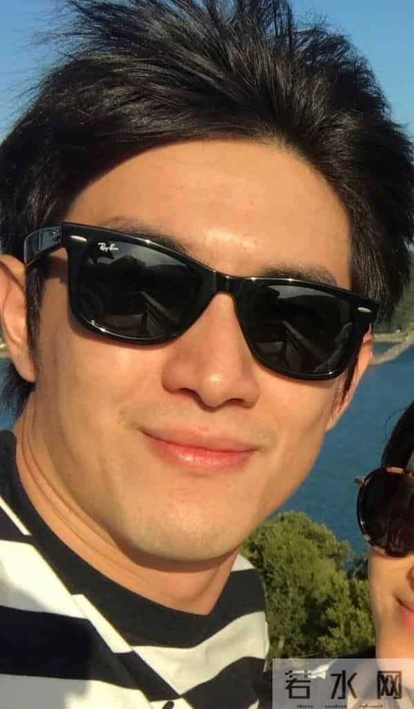 陈意涵穿低胸裙合影疑似走光 薛凯琪急忙删照片