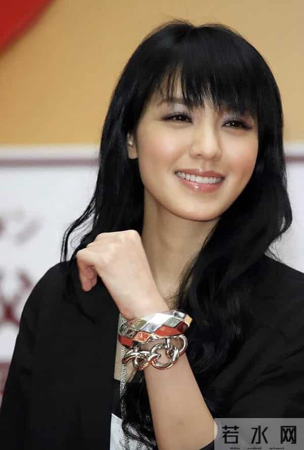 43岁TVB前女星晒旅游照！大秀事业线和美腿，曾患面瘫吃饭都困难